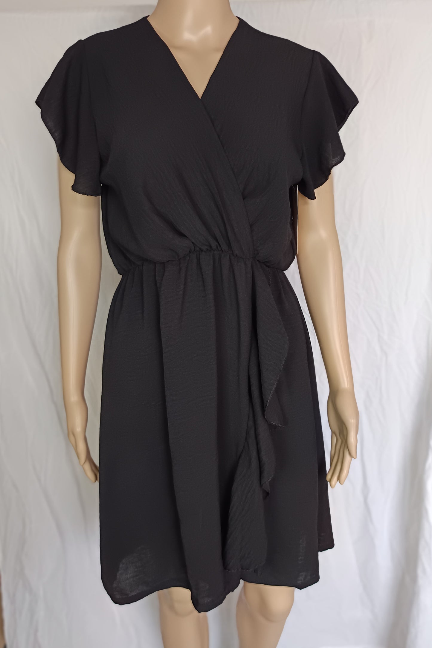 Schwarzes kurzes Kleid mit Rüschen