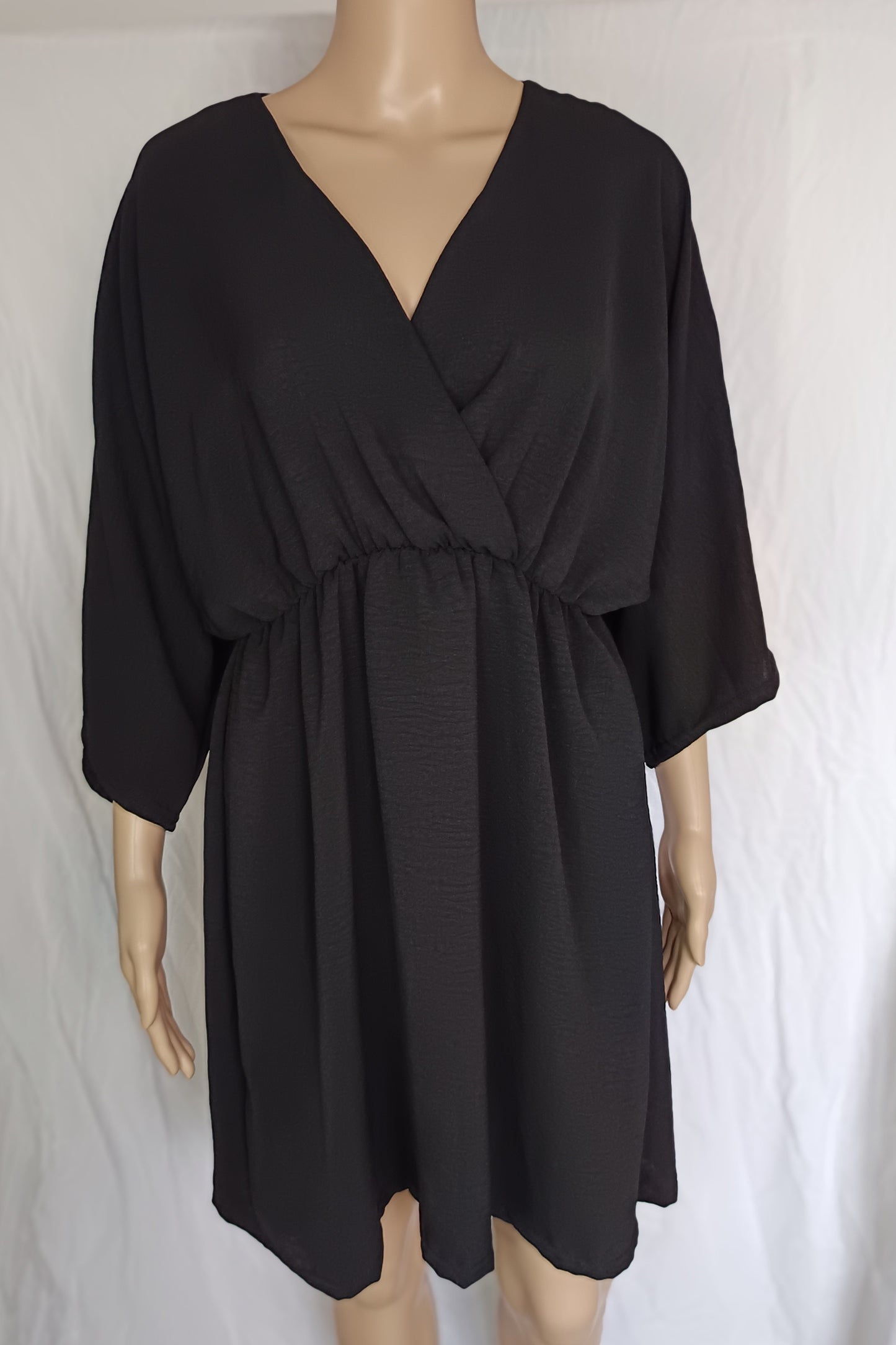 Schwarzes kurzes Kleid