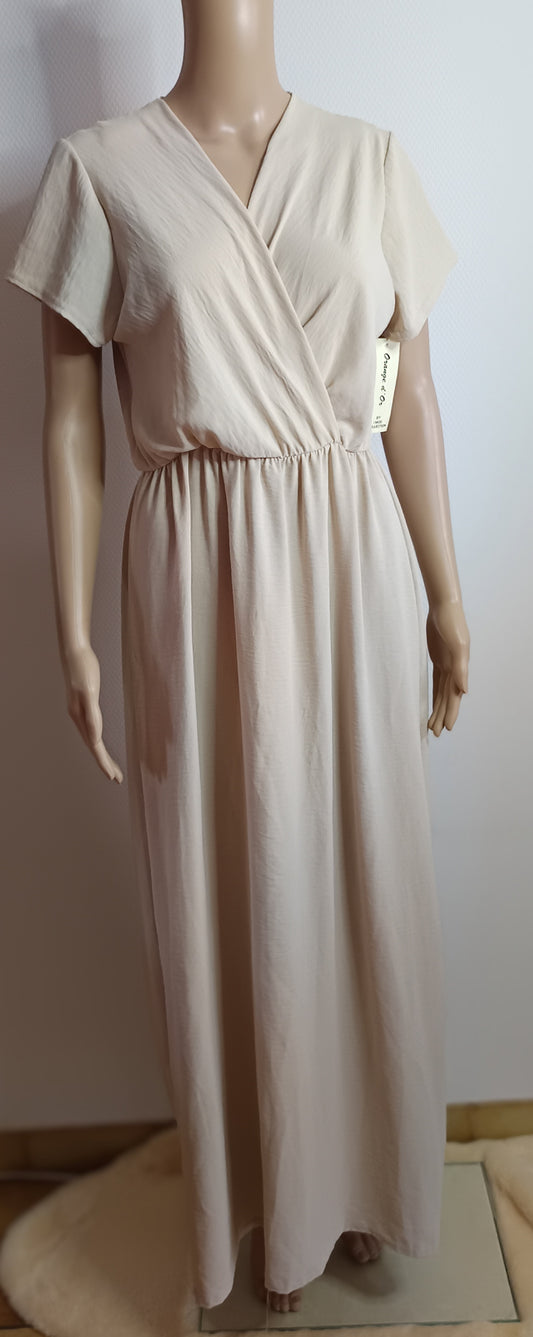 Langes beiges Kleid