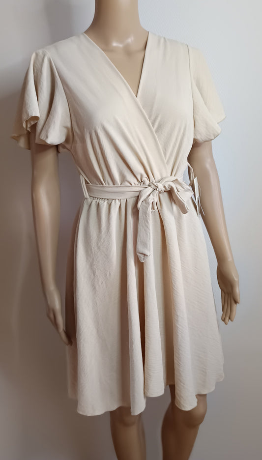 Kurzes beiges Kleid