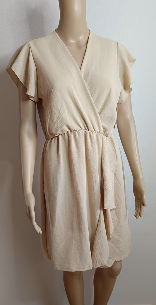 Kurzes beiges Rüschenkleid
