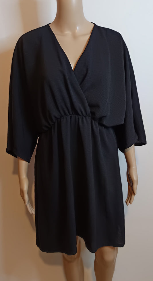 Schwarzes kurzes Kleid